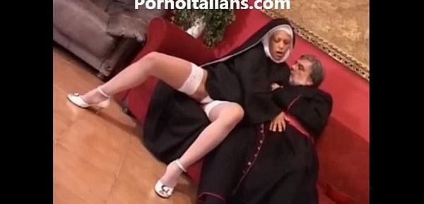  Suora troia scopa in culo col vescovo - Sister slut fucks in the ass with